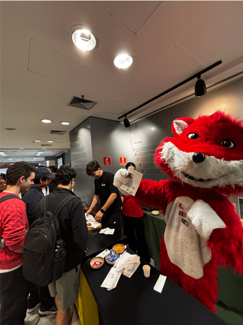 Mascote da The Dough na ativação com fila de clientes